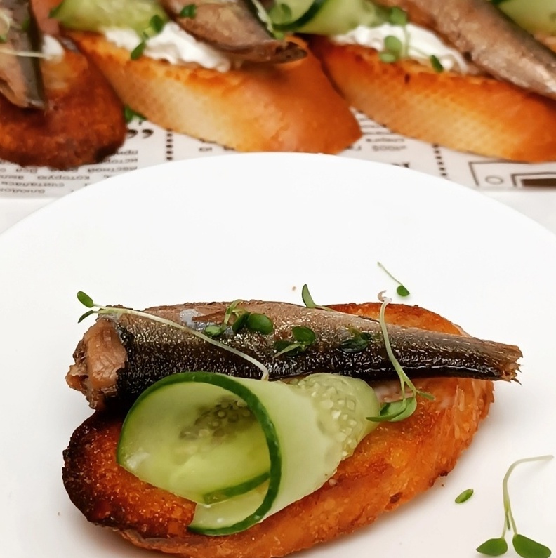 Кростини со шпротами и свежим огурцом&nbsp;