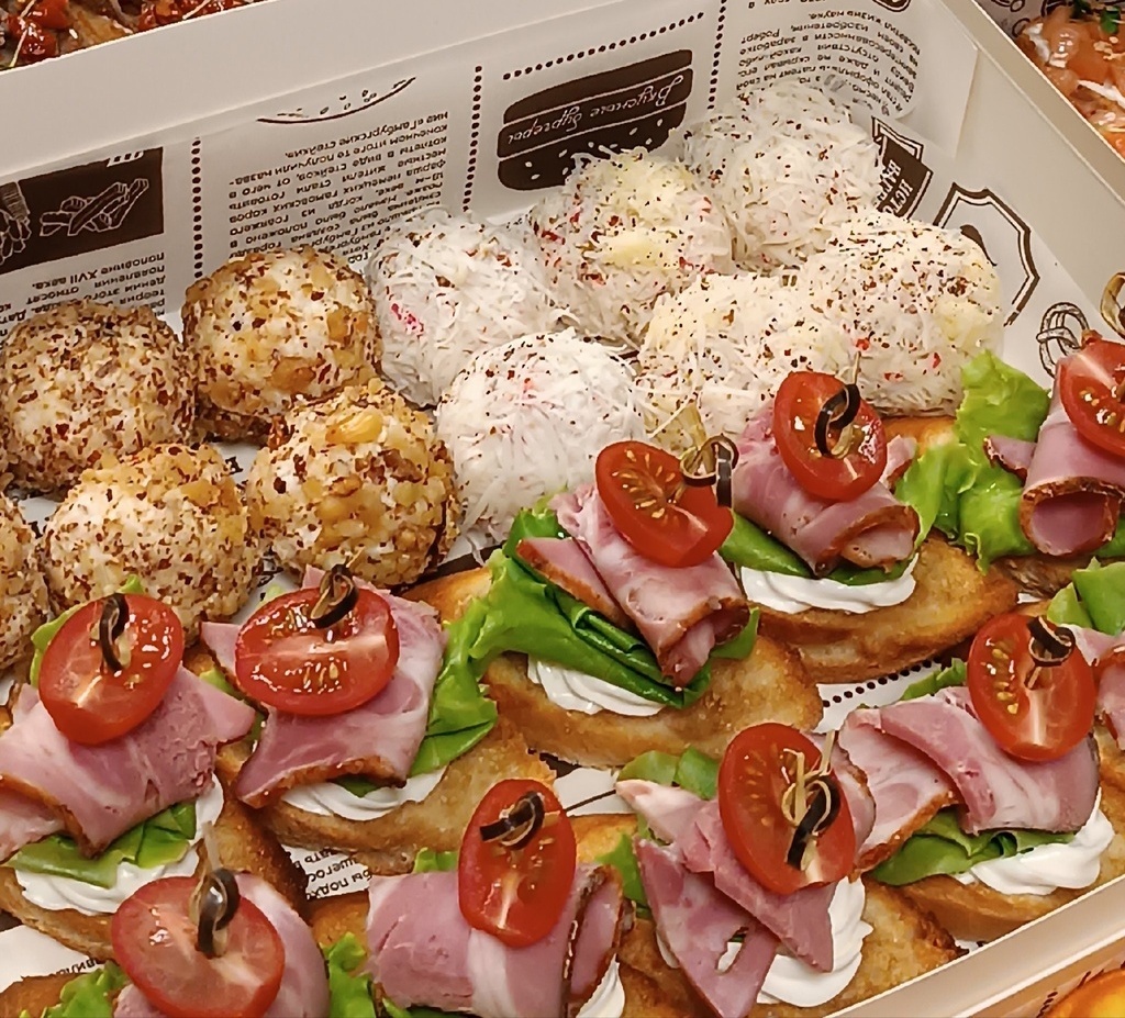 Бокс с легкими закусками&nbsp; &nbsp; &nbsp;"Под вино"&nbsp;