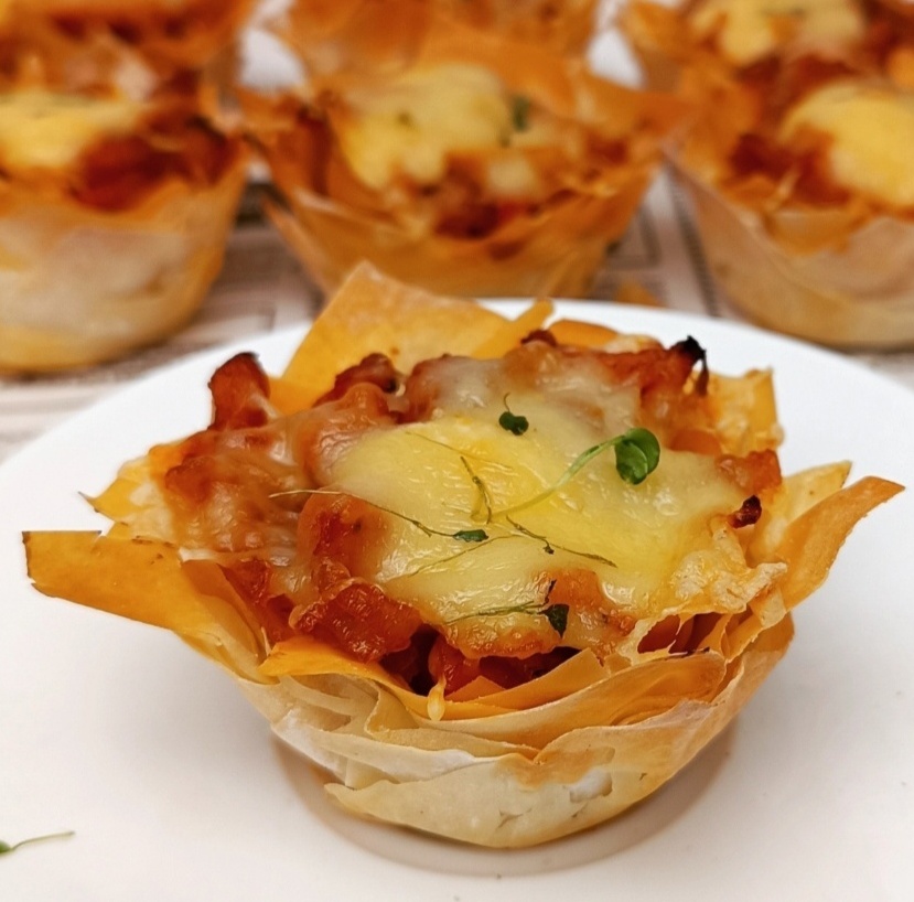 Жюльен с сыром, ветчиной и томатами