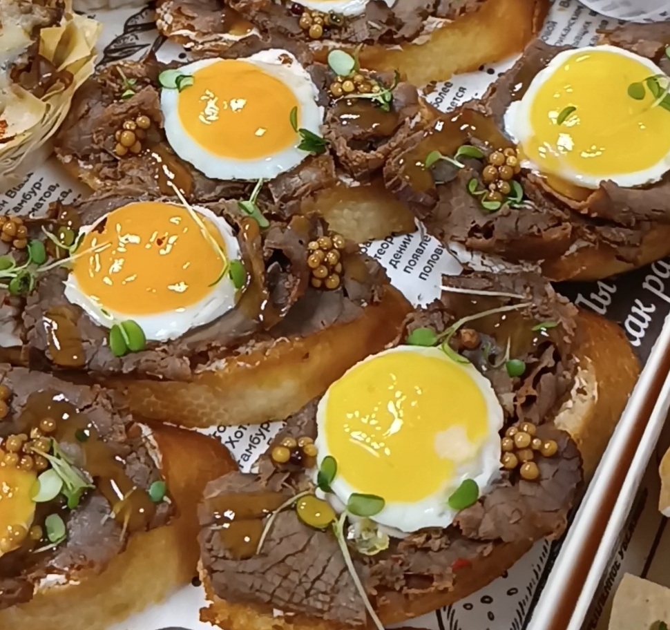 Кростини говядина-перепелин яйцо&nbsp;