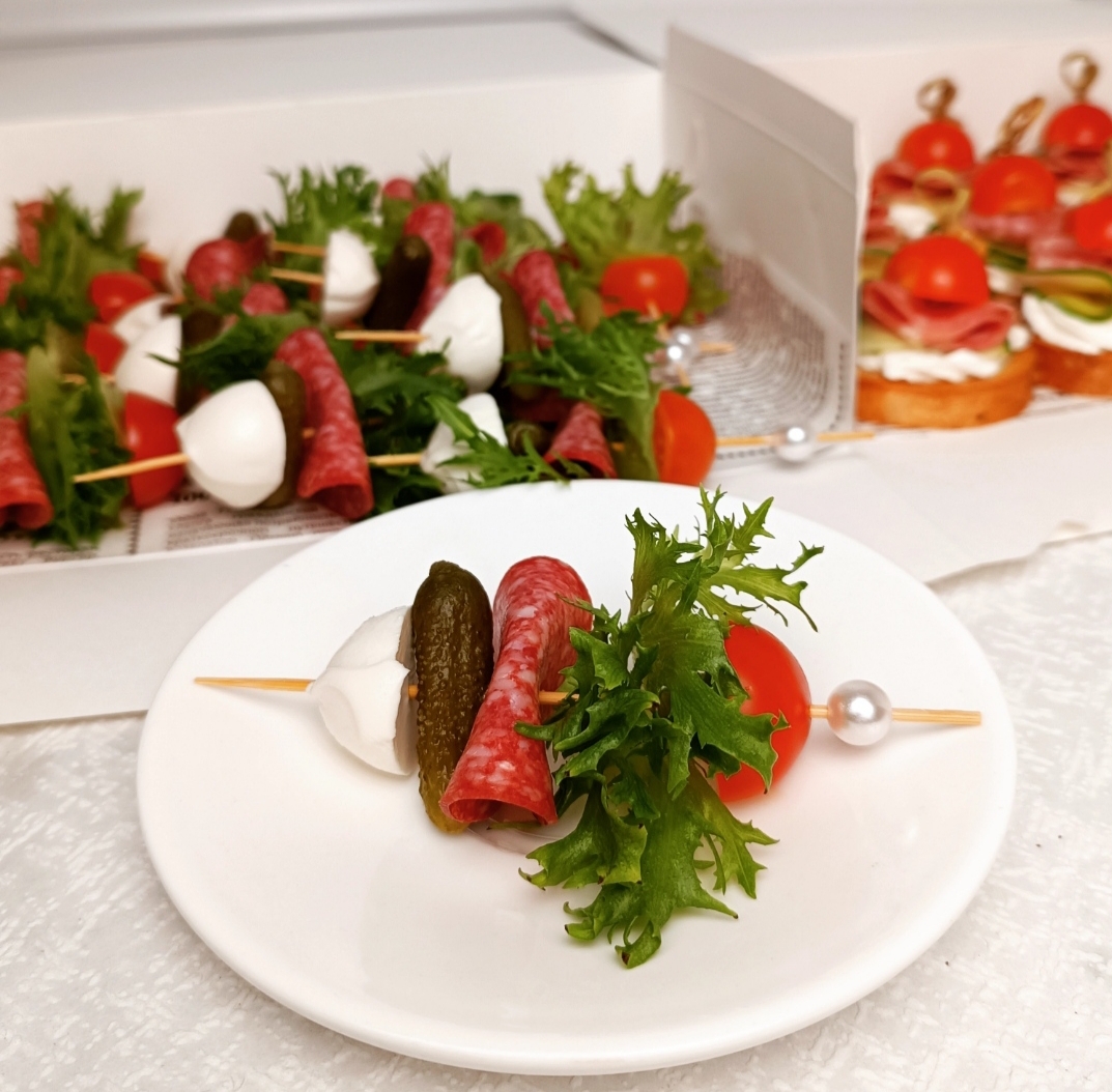 Канапе с копченой колбаской&nbsp;