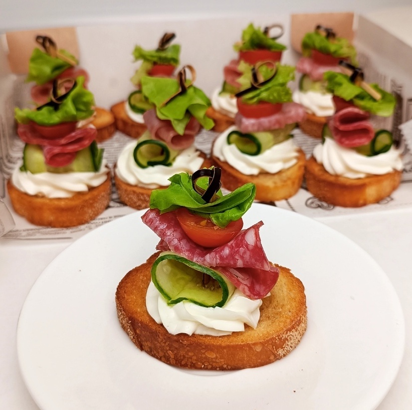 Канапе с Сервелатом и свежим огурцом&nbsp;