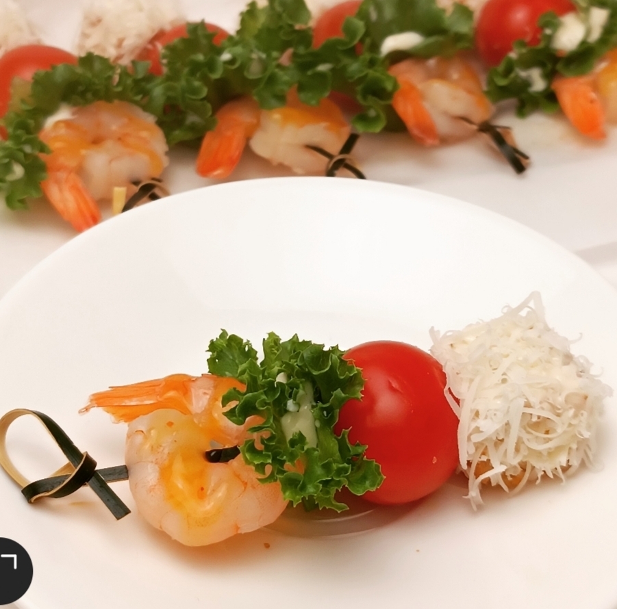 Канапе Цезарь с креветками и сыром&nbsp;