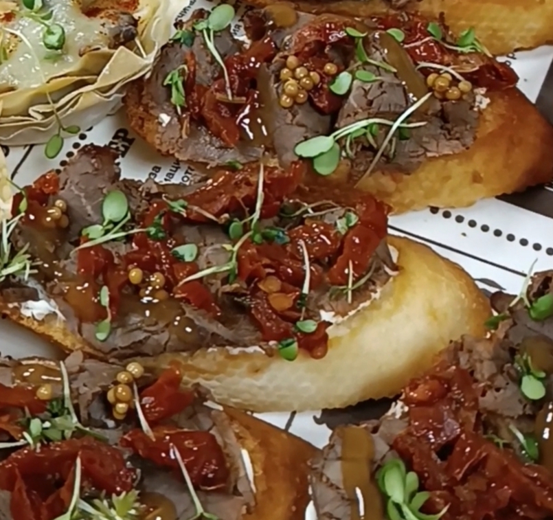 Кростини с говядиной, вяленый томат